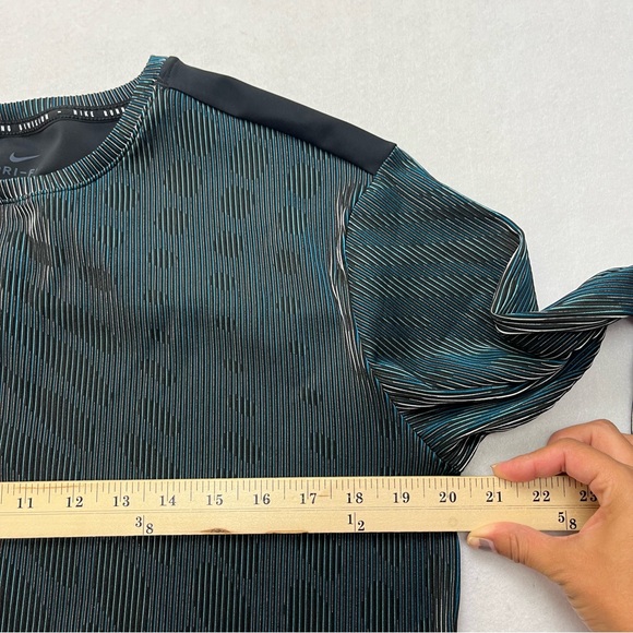 Nike Running Division Mid Layer Top Women's  Size XS Oversized Multi - Picture 5 of 8